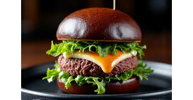 シェフのおすすめバーガー - 和牛パティ、トリュフマヨネーズ、フォアグラ添え